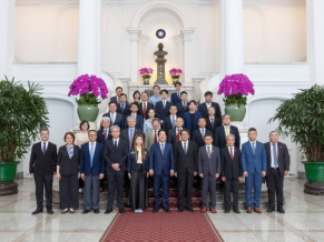 Taiwan Tech Alumni from Department of Mechanical Engineering meet President Ching-te Lai, present five proposals on smart manufacturing and value-added transformation.