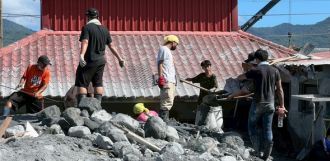臺科大學生會與EMBA校友近百人花蓮清淤　展現行動力與社會關懷圖片